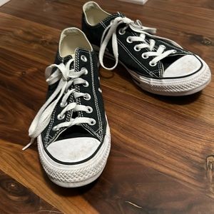 Women’s converse size 91/2 tennis shoe